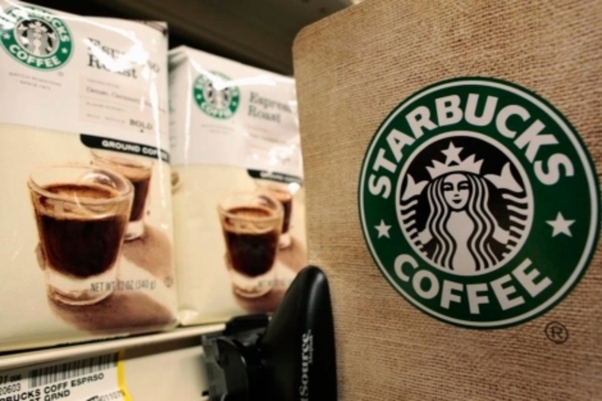 Cartel con el logotipo de Starbucks en una de sus cafeteras