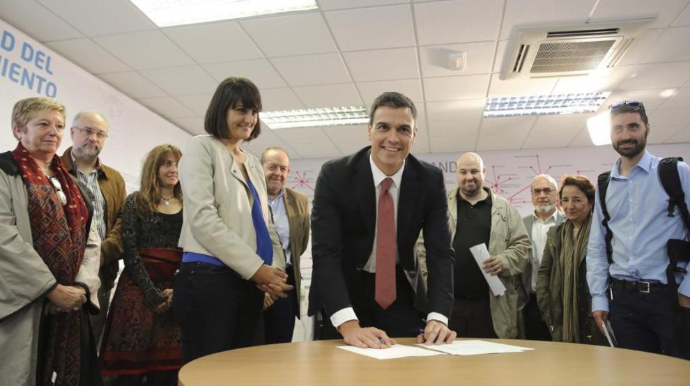 El secretario general del PSOE, Pedro Sánchez, firmando ayer el...