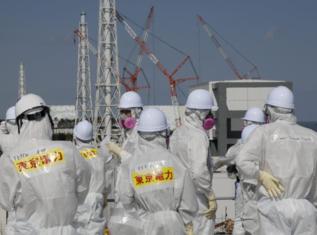 Trabajadores inspeccionando Fukushima.