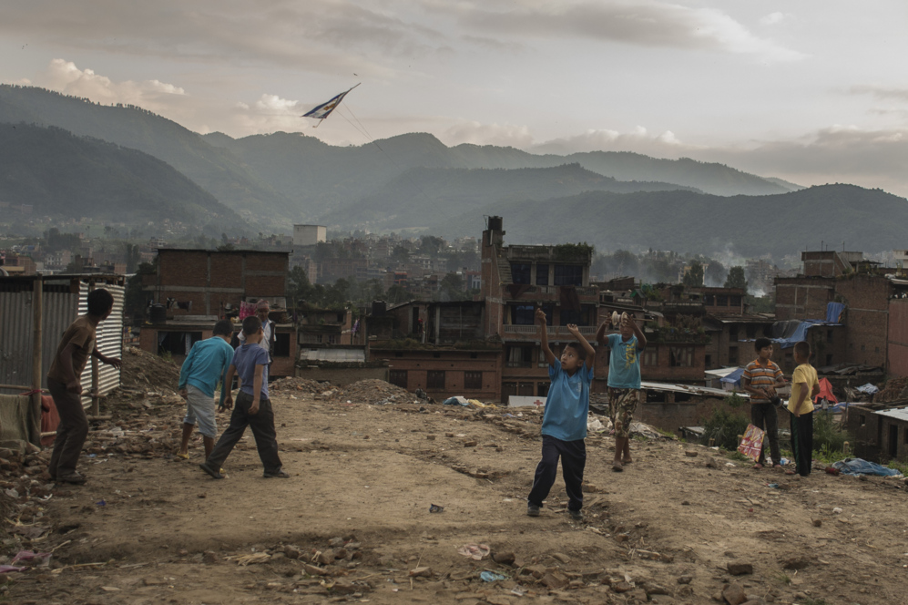 Un grupo de nios juegan con una cometa en Kathmand, donde la...