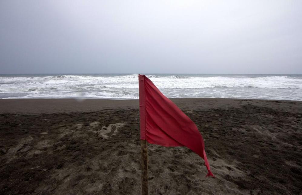 La bandera roja en la playa de Boca de Pascuales aguarda al huracn...