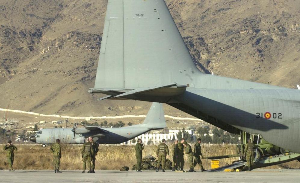 Soldados espaoles recin llegados al aeropuerto de Kabul, sacando...