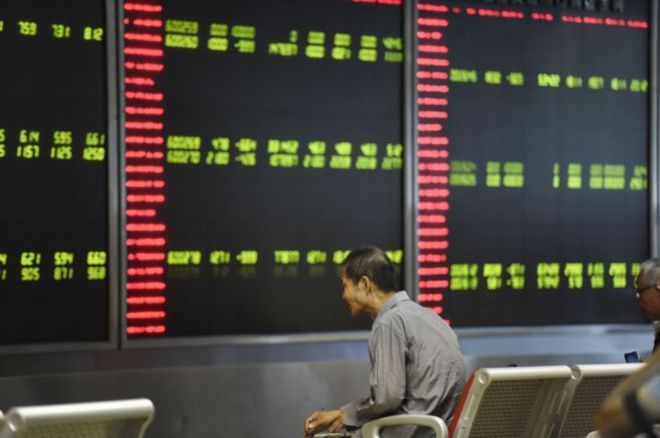 Un inversor mira una pantallas con la informacin burstil en China