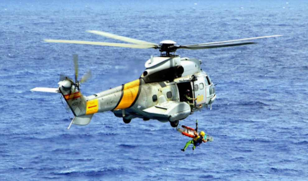 Un helicóptero del 802 escuadrón del Ejército del Aire, de las...