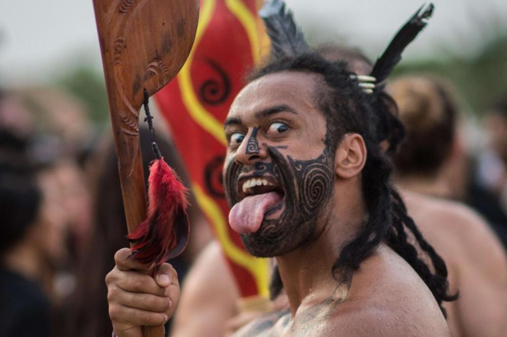 Un integrante de la tribu Maor en la ceremonia del fuego
