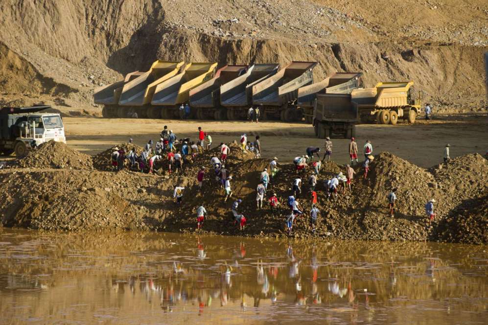 Decenas de mineros irregulares buscan restos del mineral de jade en...