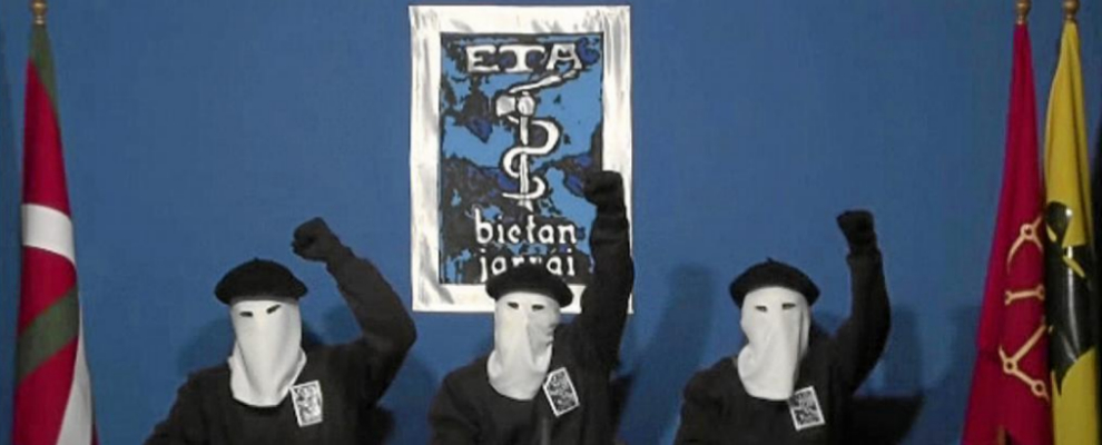 Tres miembros de ETA, el 20 de octubre de 2011, durante el anuncio del...