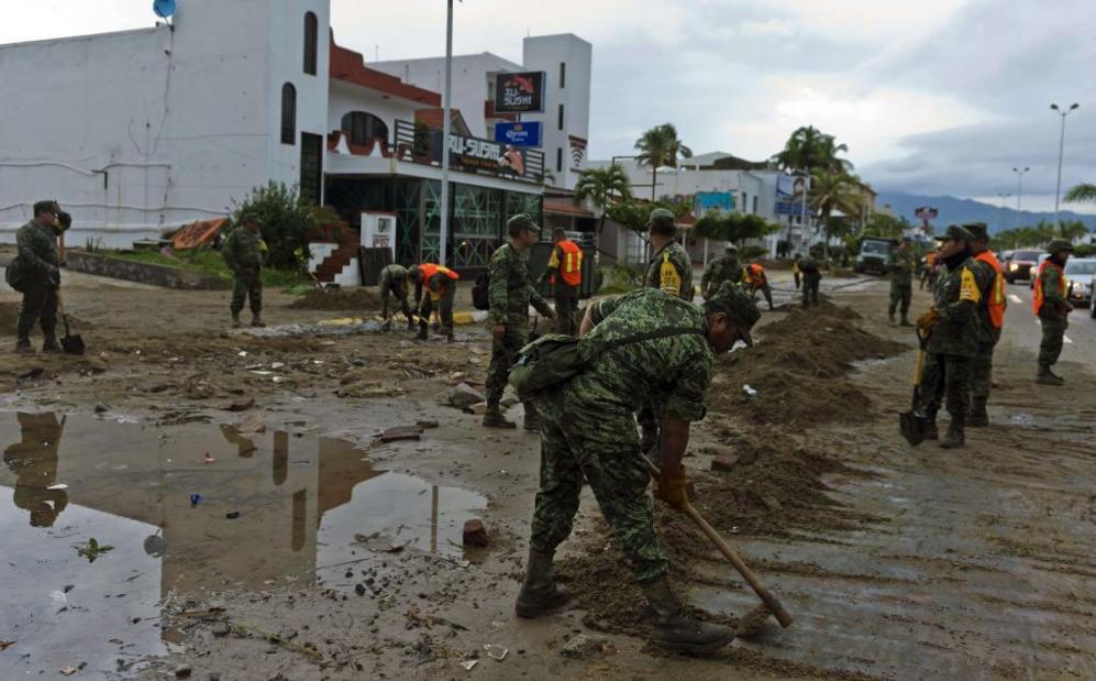 Soldados mexicanos retiran el barro de la calle en Manzanillo, en el...
