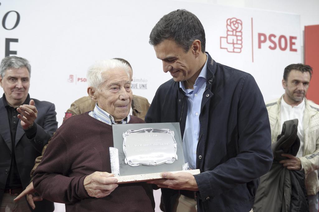Pedro Snchez, con Antonio, militante socialista que cumple 100...
