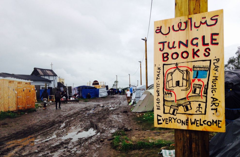 Cartel de &apos;Jungle Books&apos; en el campamento de Calais.