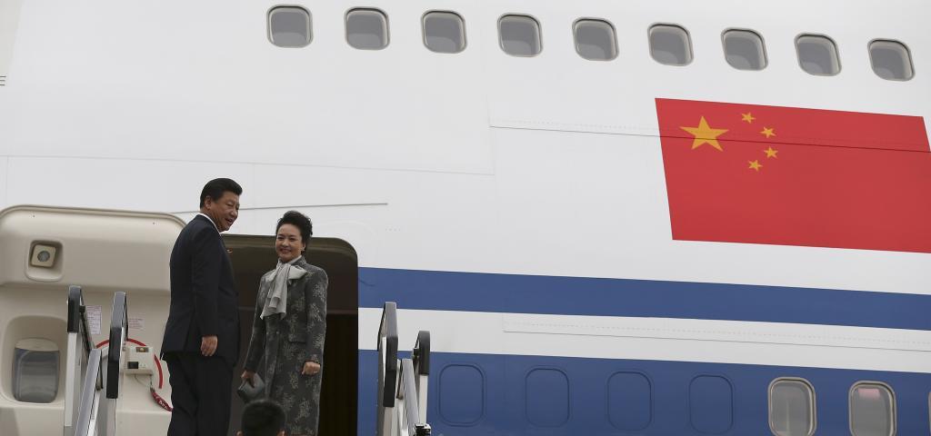 Xi Jinping y su esposa Peng Liyuan, tras una visita oficial a Reino...
