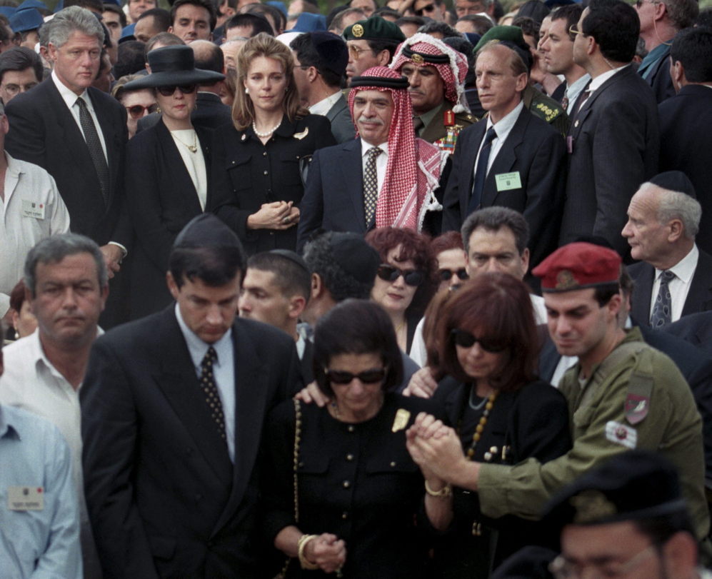 La viuda del primer ministro asesinado Isaac Rabin, Leah, durante su...