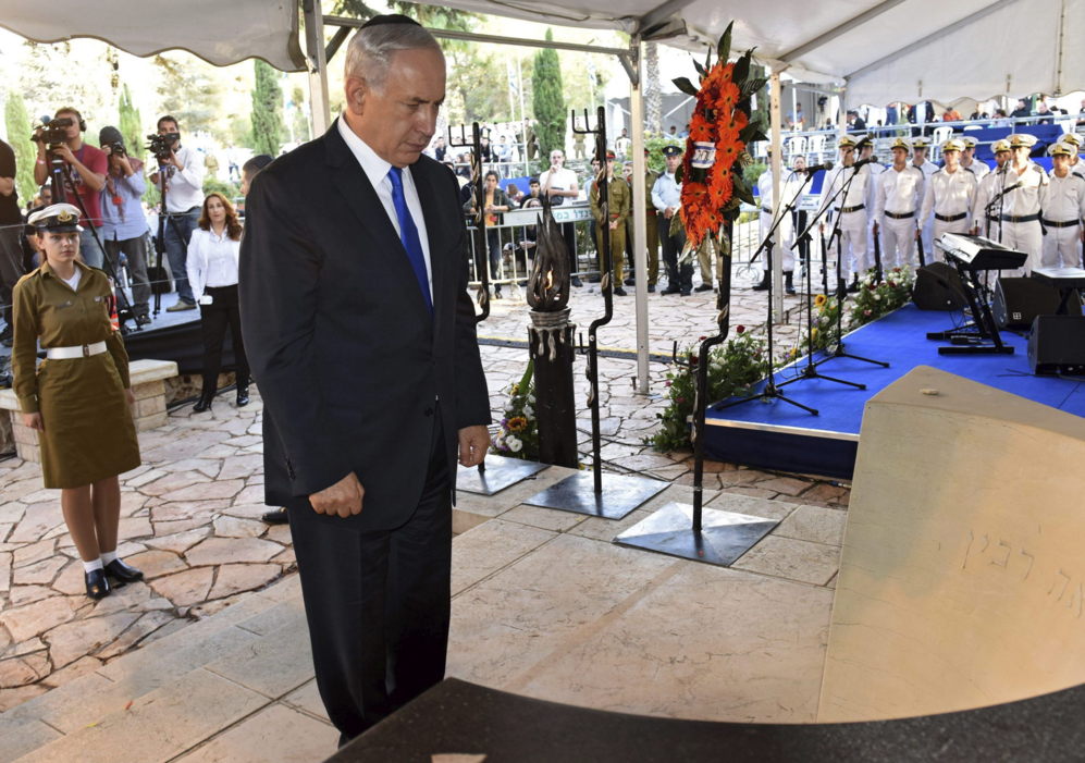 El primer ministro israel, Benjamn Netanyahu, muestra sus respetos...
