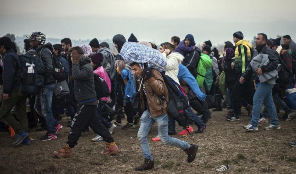 Un grupo de refugiados sirios caminan por Rigonice, Eslovenia.