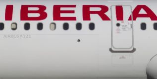 Un avin de Iberia aparcado en Barajas.