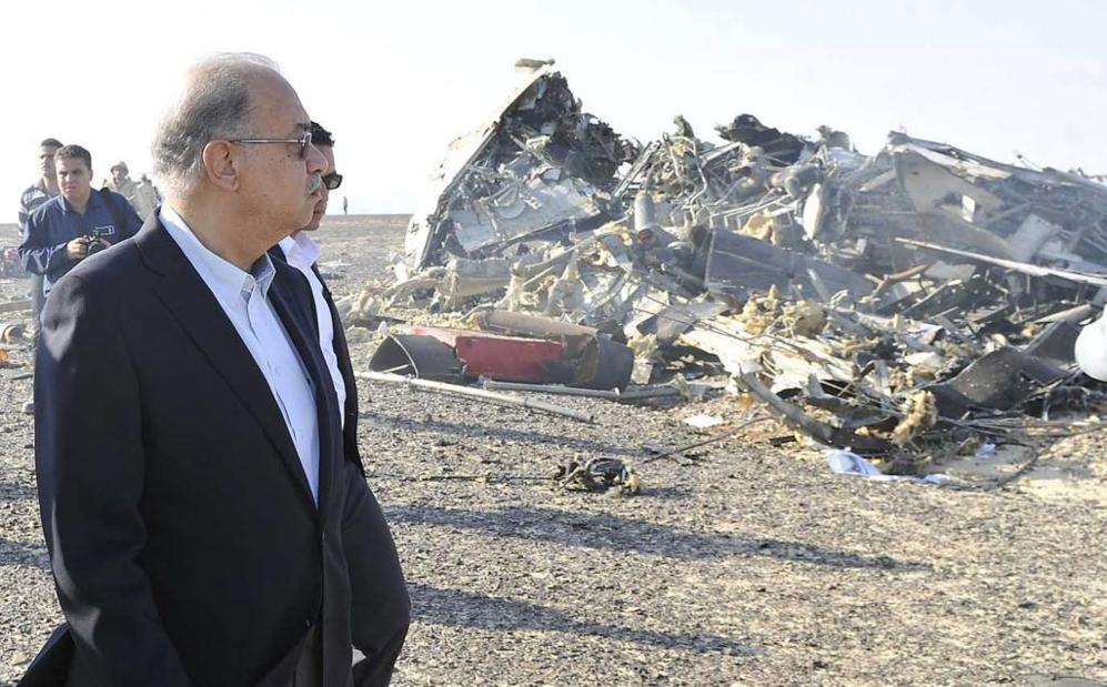 El primer ministro de Egipto, Sherif Ismail, ha acudido al lugar donde...