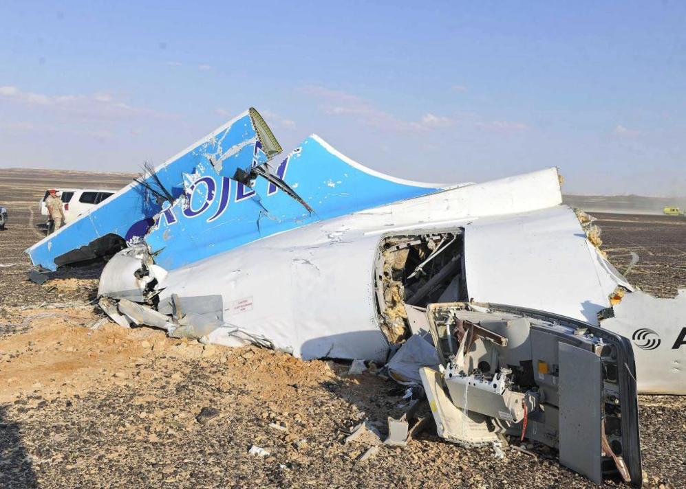 La arena cubre algunas partes de los restos del jet ruso siniestrado.