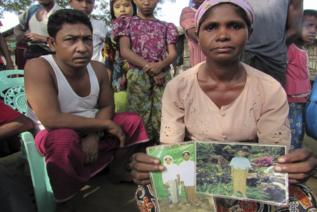 Una rohingya con la foto de sus desaparecidos.