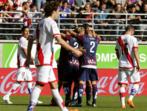 Los jugadores del Eibar celebran el gol marcado en propia puerta por...
