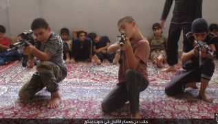 Imagen difundida por el IS en un campo de entrenamiento.