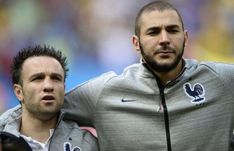 Karim Benzema (d), junto a Mathieu Valbuena en un partido con la...