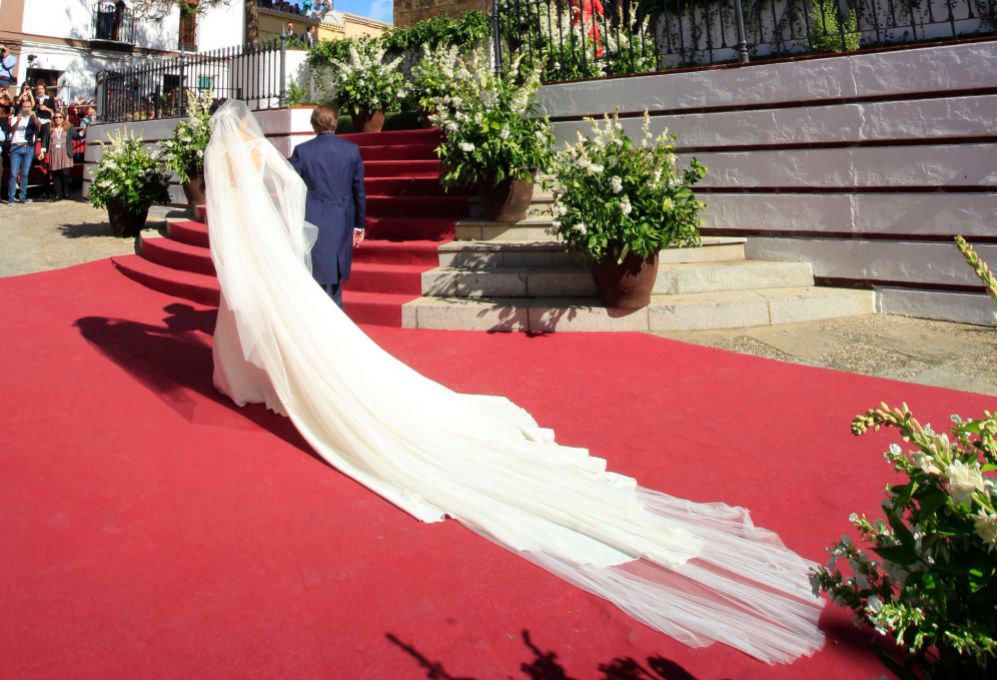 El velo y la cola de su vestido de novia es kilomtrico.