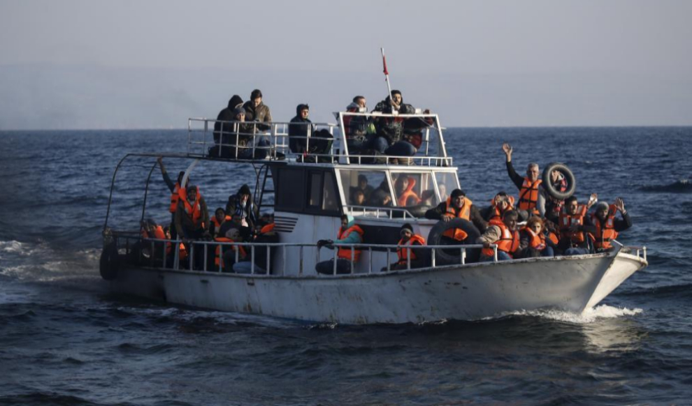 Un barco con refugiados sirios se aproxima a la isla griega de Lesbos.
