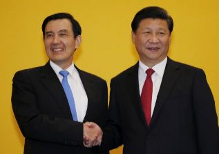 El presidente chino (dcha.)  da la mano al de Taiwn.