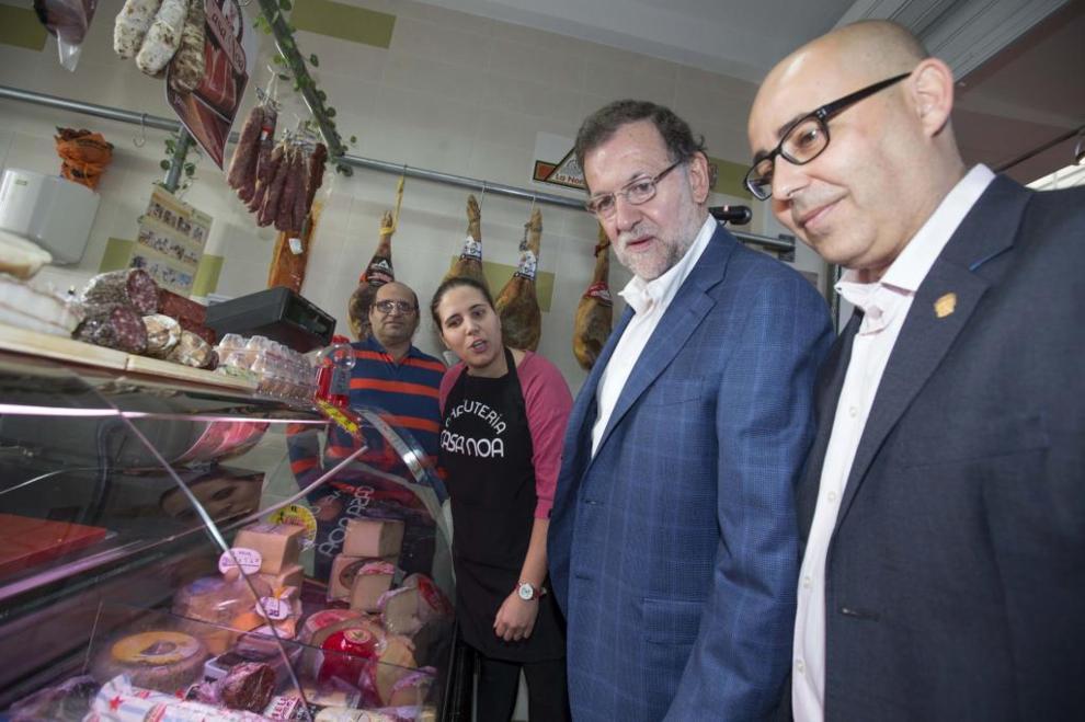 Mariano Rajoy, en una charcutería durante su visita a Huércal-Overa.