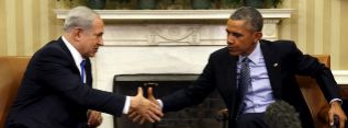Benjamin Netanyahu (izq.) estrecha la mano a Barack Obama, este lunes...