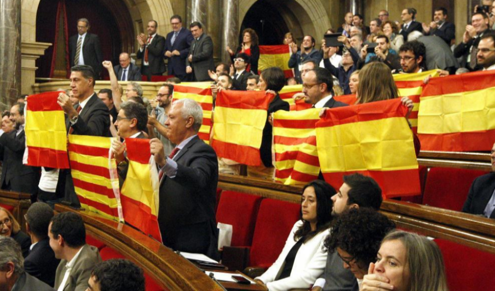 Diputados del PP con banderas catalanas y espaolas durante el pleno...