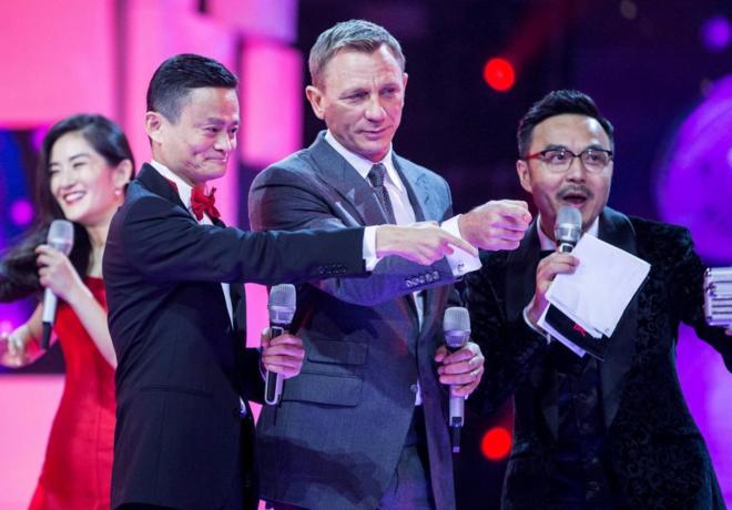 Jack Ma, fundador de Alibaba, junto al actor Daniel Craig durante la...