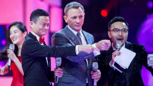 Jack Ma, fundador de Alibaba, junto al actor Daniel Craig durante la...