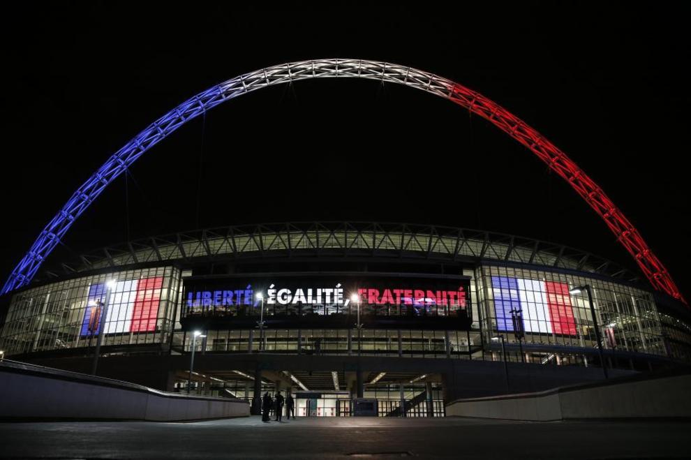 El arco del estadio de Wembley, iluminado con loc colores de la...