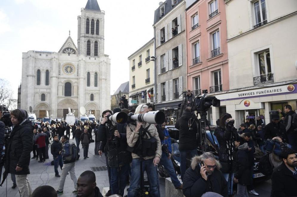 Decenas de medios retransmiten en directo la operacin en Saint Denis...