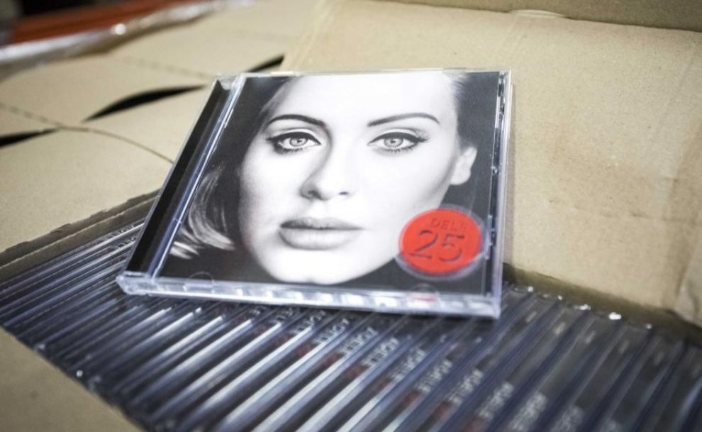 El disco de Adele, listo para su venta.