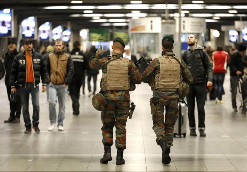 Patrullas de soldados supervisan las estaciones de ferrocarril en...
