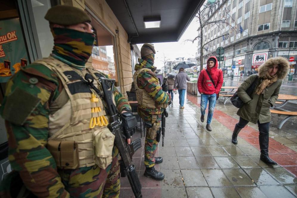 Dos soldados custodian la entrada a un restaurante en Bruselas.