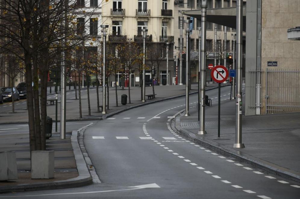 Las calles de Bruselas permanecen prcticamente vacas durante el...