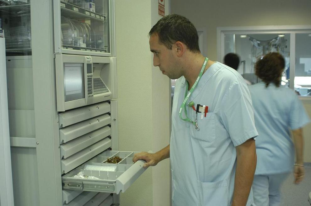 Un enfermero extrae medicacin de un armario informatizado.