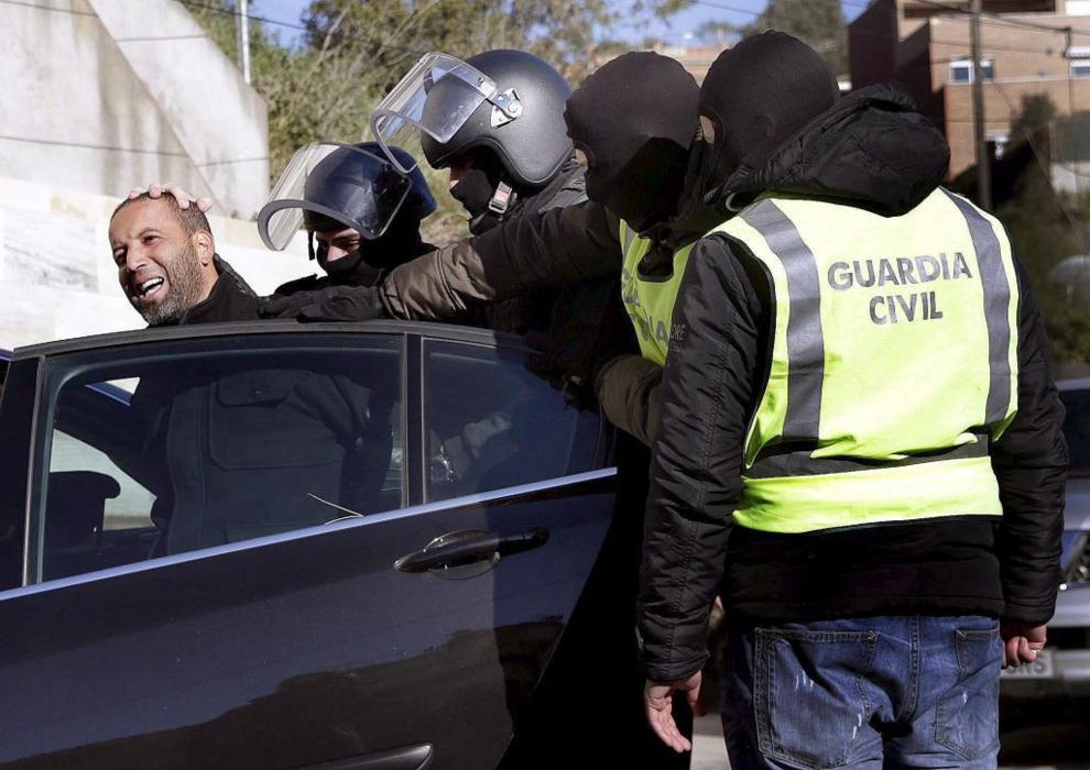 La Guardia Civil custodia a un detenido en una operación en febrero.