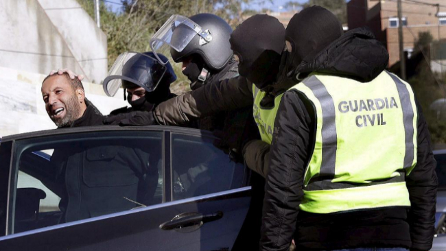 La Guardia Civil custodia a un detenido en una operacin en febrero.