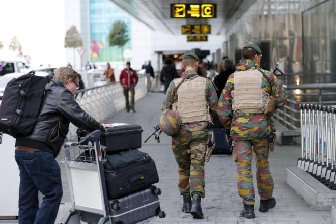 Soldados belgas en el aeropuerto internacional de Zaventem, cerca de...