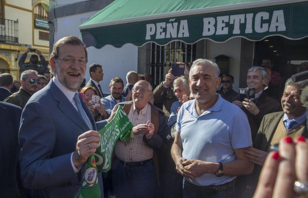 Mariano Rajoy, obsequiado ayer con una bufanda del Betis en Tomares...