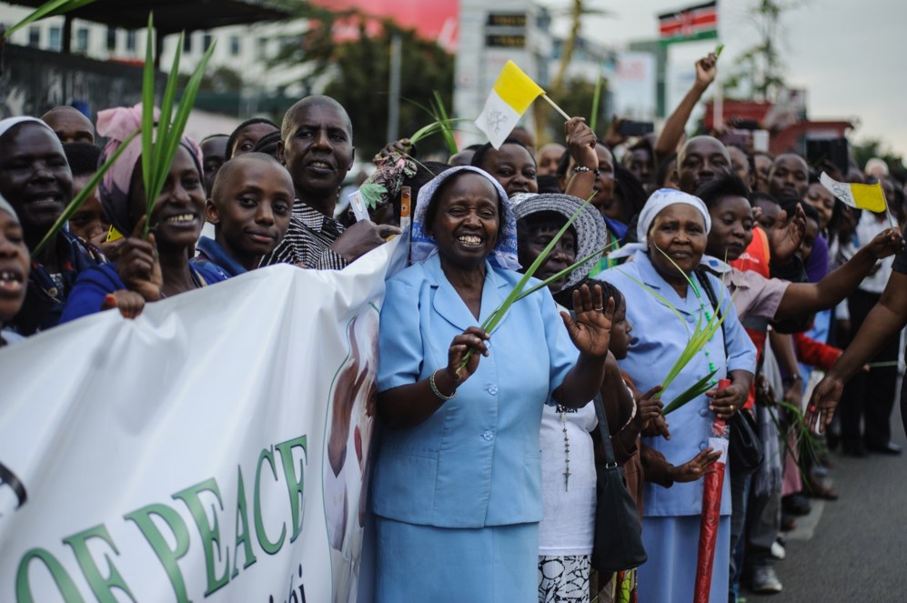 Los ciudadanos de Kenia espesantes durante la visita del Papa.