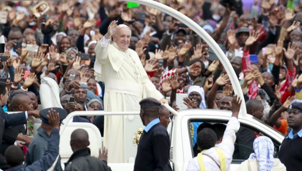 El Papa saluda a la multitud en las calles de Nairobi.