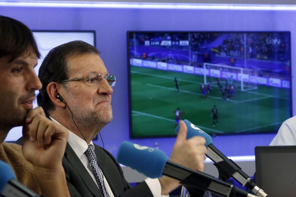 Mariano Rajoy celebra un gol durante su participacin como...