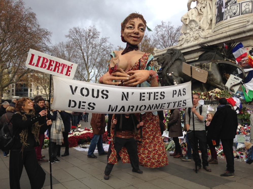 La gente desafía la prohibición de manfiestarse en París con...