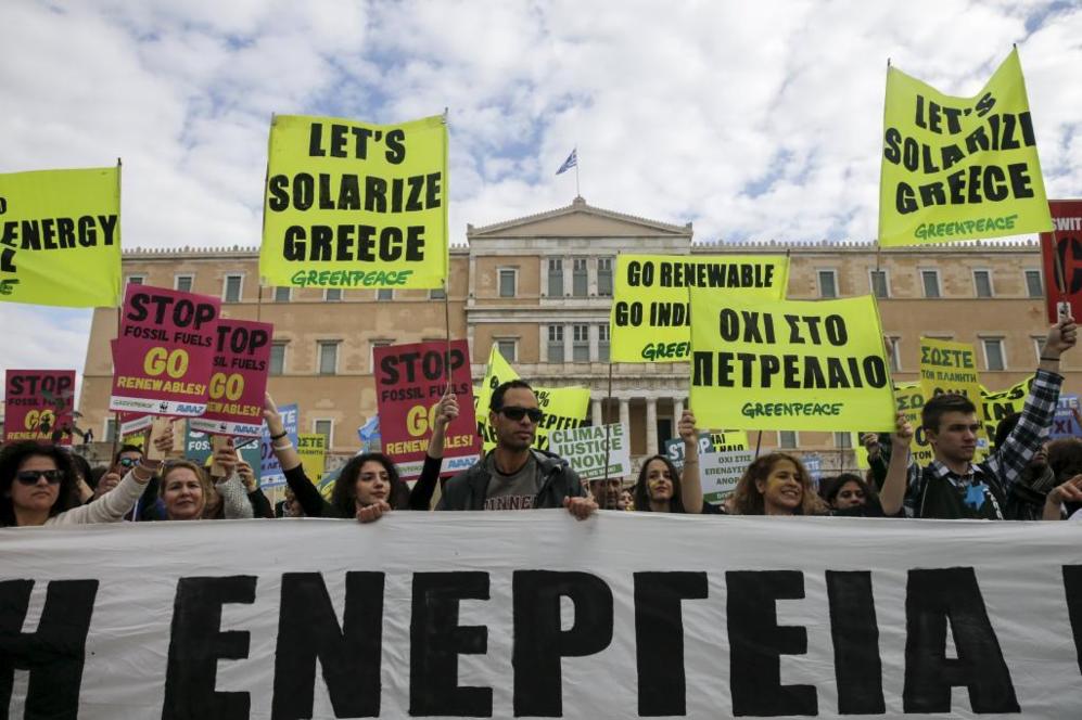 En Atenas los ciudadanos también salieron a la calle a favor del...