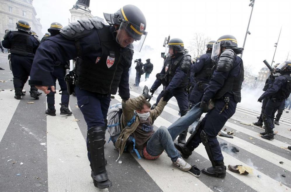 La policía francesa desalojando a un manifestante cerca de la Plaza...